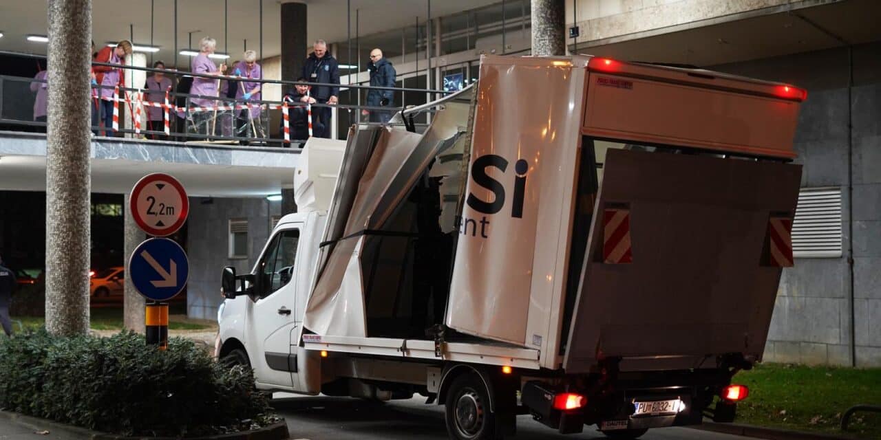 Zagreb: Kamion se zabio u stepenice poglavarstva grada Zagreba