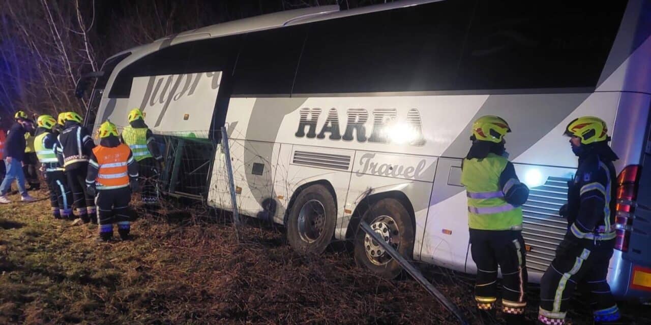 Na autocesti A1 kod Donje Zdenčine prevrnuo se autobus s 26 putnika