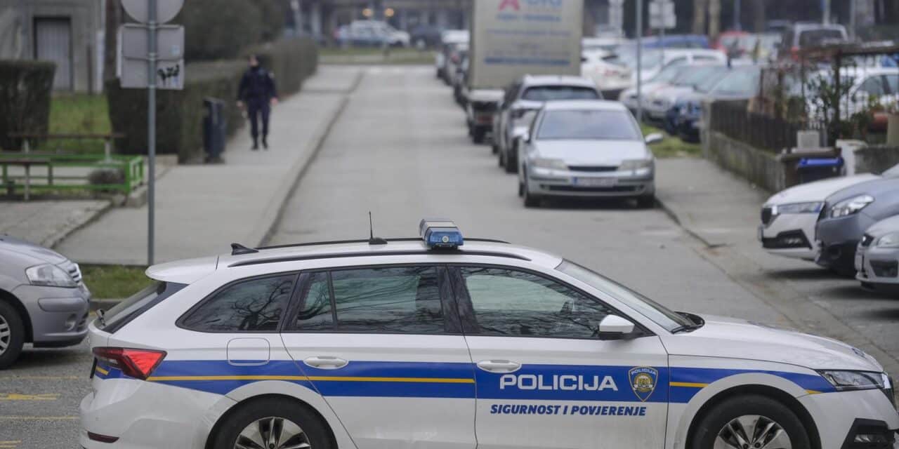 Zagreb: Policija ispred Elektrotehničke i Strojarsko tehničke škole u Voltinom