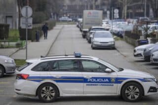 Zagreb: Policija ispred Elektrotehničke i Strojarsko tehničke škole u Voltinom