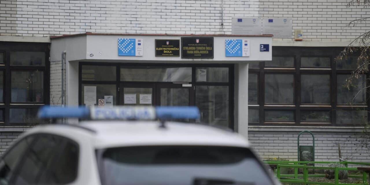 Zagreb: Policija ispred Elektrotehničke i Strojarsko tehničke škole u Voltinom