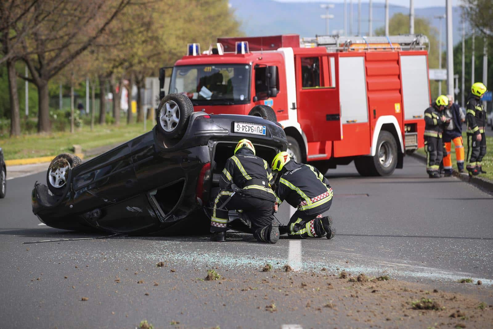 U prometnoj nesreći u Novom Zagrebu automobil se okrenuo na krov