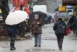 Građane Zagreba u jutarnjim satima iznenadila je susnježica i snijeg