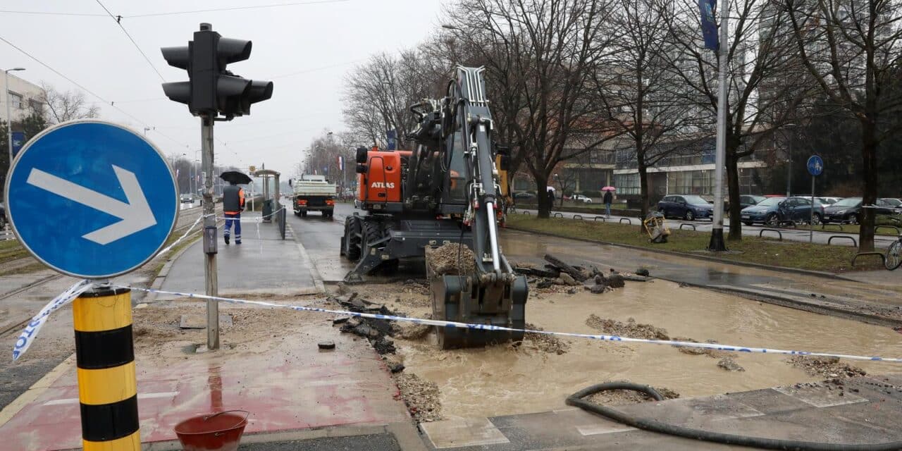 Zagreb: Puknuće cijevi na križanju Vukovarske i Ivana Lučića