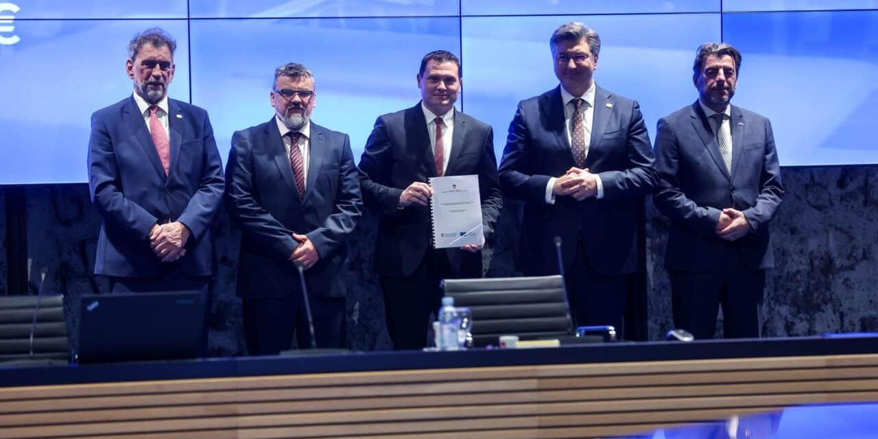 Zagreb: Uručivanje ugovora “Izgradnja, rekonstrukcija i opremanje osnovnih škola za potrebe jednosmjenskog rada i cjelodnevne škole”