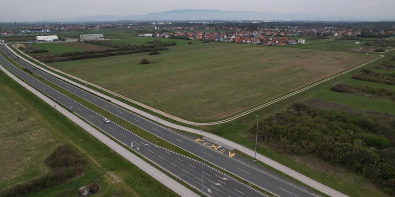 Pogled iz zraka na zemljište gdje se planira gradnja nogometnog kampa HNS-a