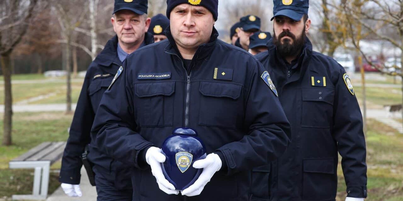 Zagreb: U grobno mjesto u Spomengaju u Dumovcu polozeni su posmrtni ostaci sluzbenih pasa MUP-a uginulih u protekle tri godine