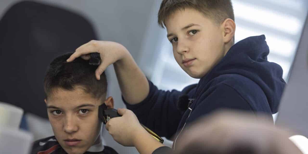 Leon ima samo 13 godina i najmlađi je osječki frizer