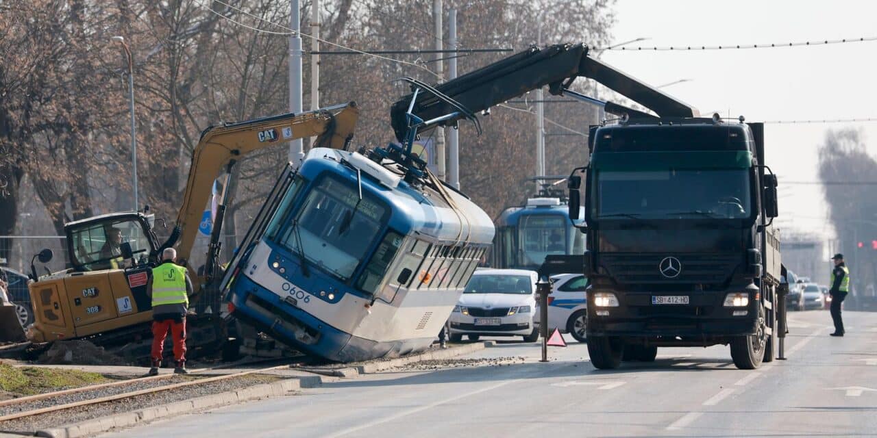 Nesreća u Osijeku, bager udario u tramvaj i prevrnuo ga