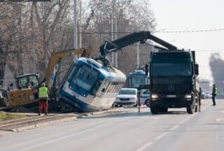Nesreća u Osijeku, bager udario u tramvaj i prevrnuo ga