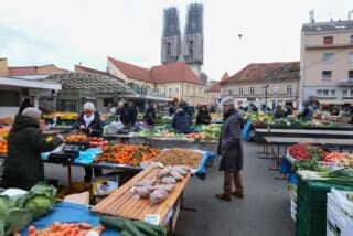 Zagreb: Ponuda na tržnici Dolac na Badnjak