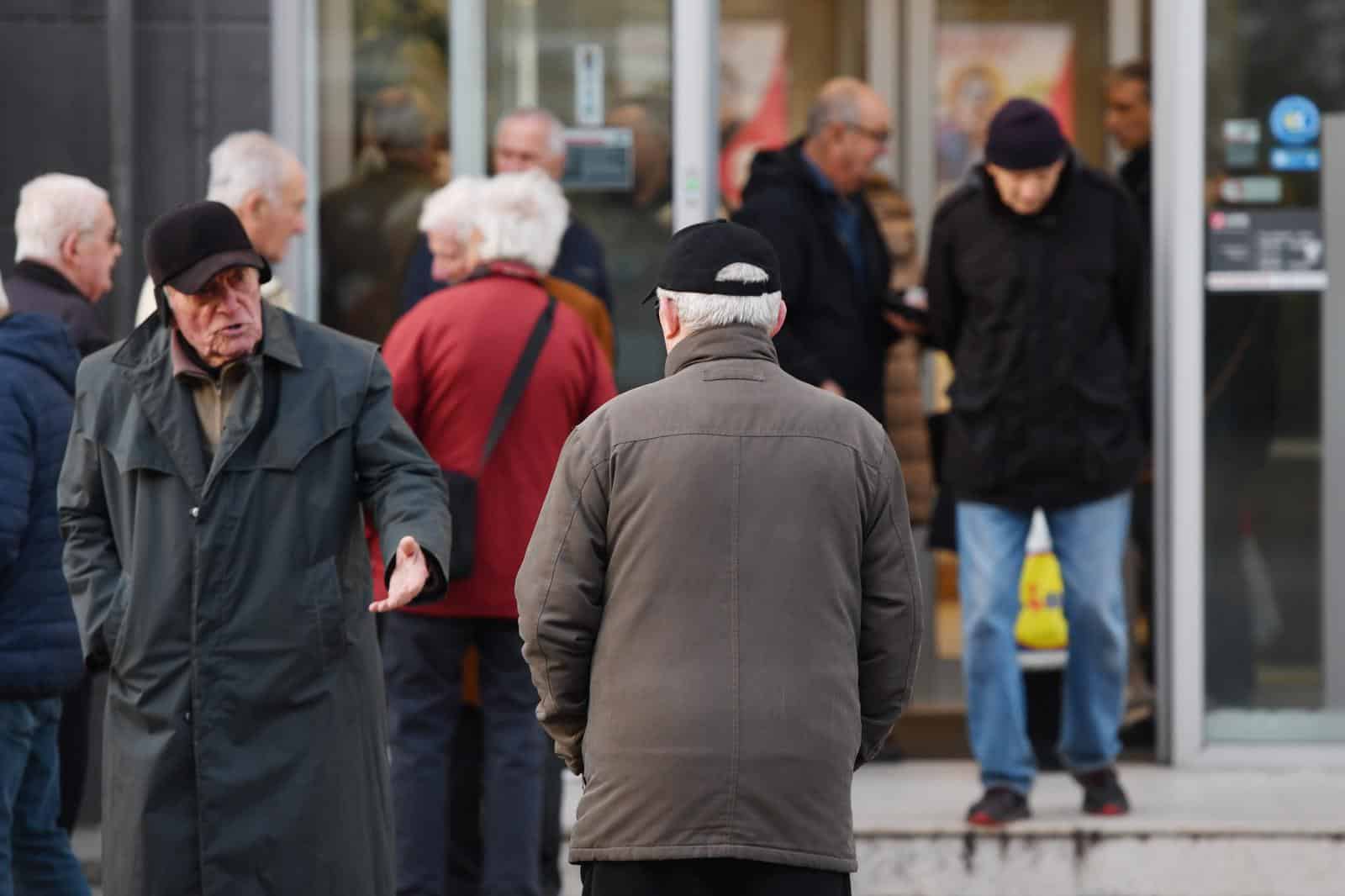 �ibenik: Gu�va ispred banke zbog isplate mirovina