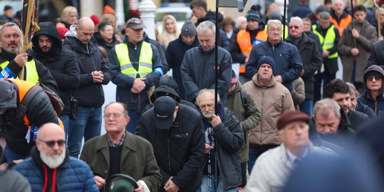 Zagreb: Interventna policija osigurava molitelje na glavnom Trgu