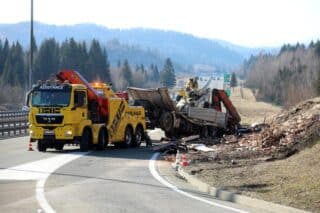 Ravna gora: Prevrnuti leter na A6 kod odmorita Kupjak