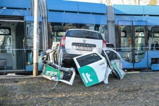 Zagreb: Vozač taksija prevezen u KBC Zagreb nakon što se kod Maksimira sudario s tramvajem