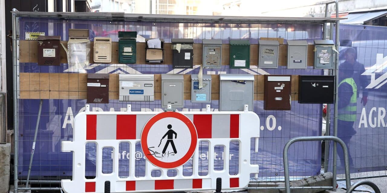 Zagreb: Poštanski sanduci zgrade koja se obnavlja postavljeni na ulici jer računi moraju stizati