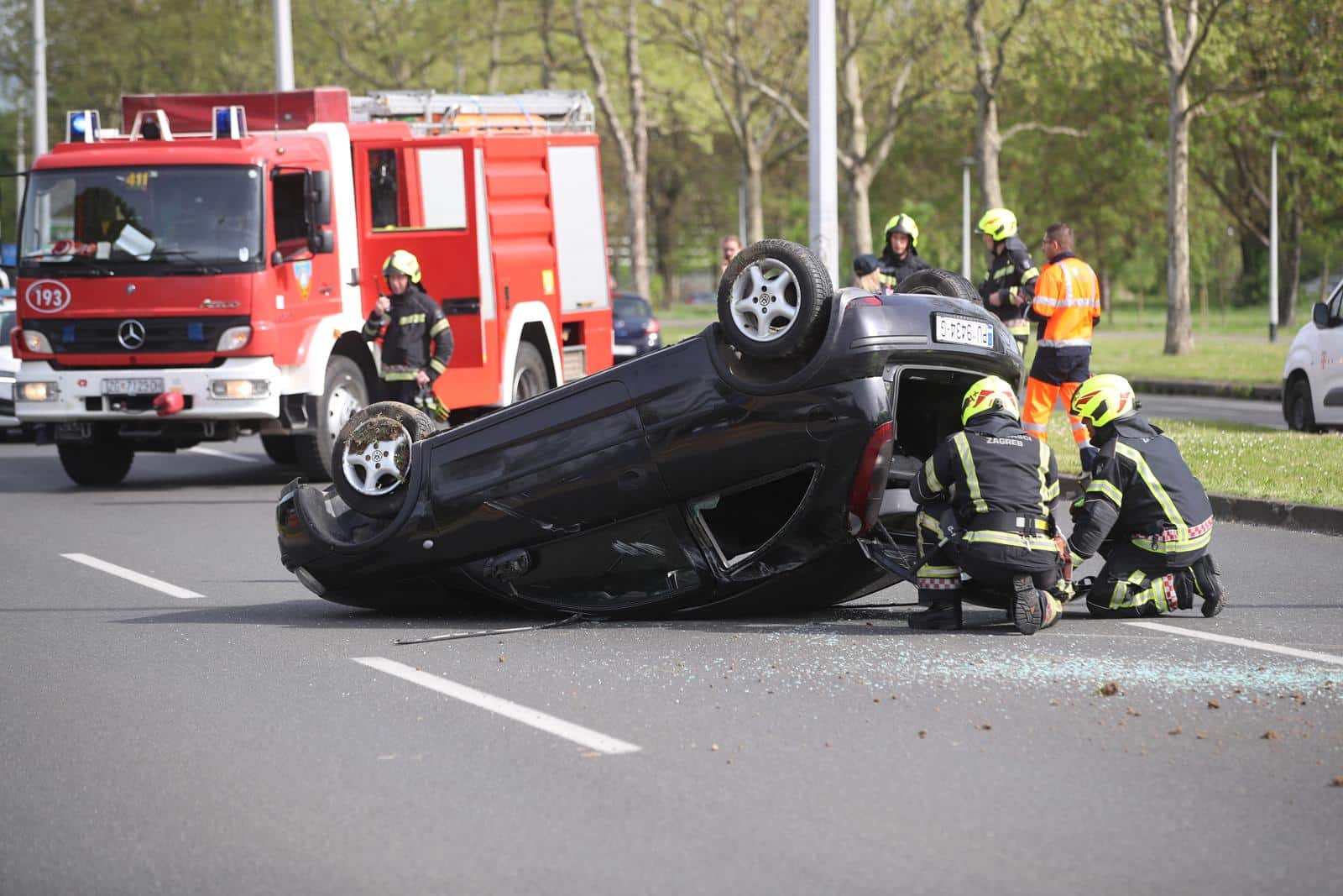 prometna nesreća automobil krov