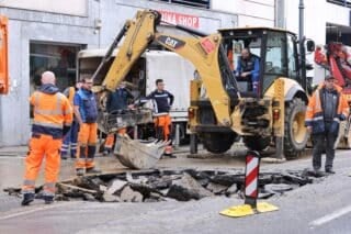 Zagreb: Rano jutros uz trznicu Kvatric doslo je do puknuca vodovodne cijevi