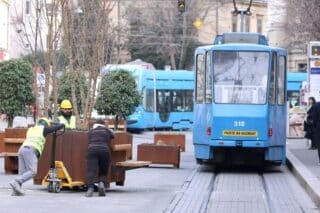 Zagreb: Radnici morali pomicati žardinjere u Draškovićevoj kako bi kamion mogao dostaviti građevinski materijal