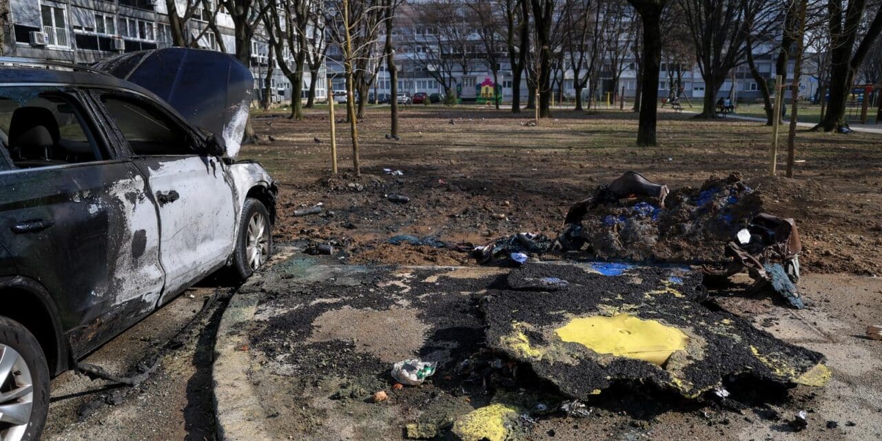 U požaru izgorio automobil  i tri plastična kontejnera za otpad u Maretićevoj ulici u Novom Zagrebu