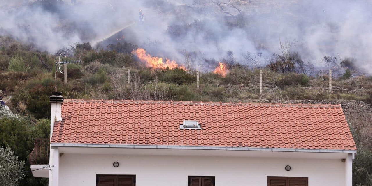 Izbio je požar u Žrnovici, vatra se približila kućama