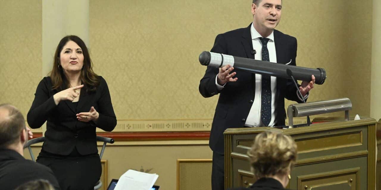 Zagreb: Herman za govornicu u Skupštini izašao s prometnim stupićem, Klisović pomislio da je bazuka