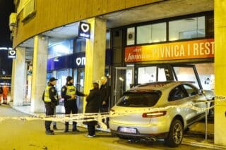 Na križanju Vukovarske i Savske ulice u Zagrebu, sudarila su se dva automobila, jedan završio u restoranu