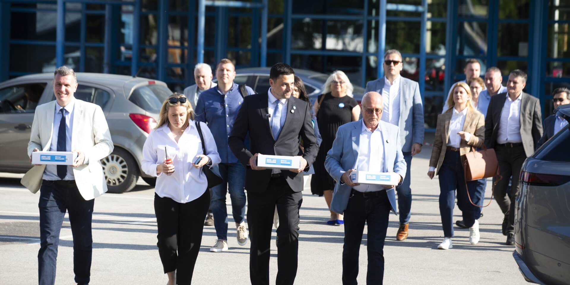 Kandidat za zagrebaèkog gradonaèelnika Davor Bernardiæ predao potpise