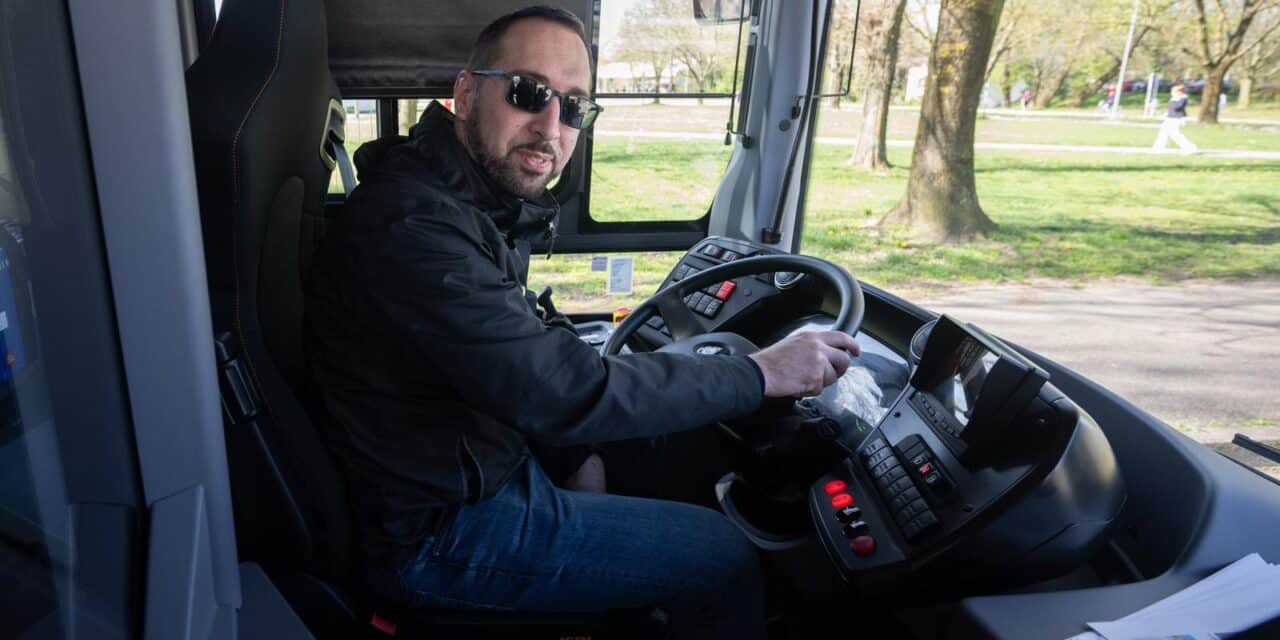 Zagreb: Tomislav Tomašević i suradnici predstavili prvi električni autobus namijenjen za javni prijevoz