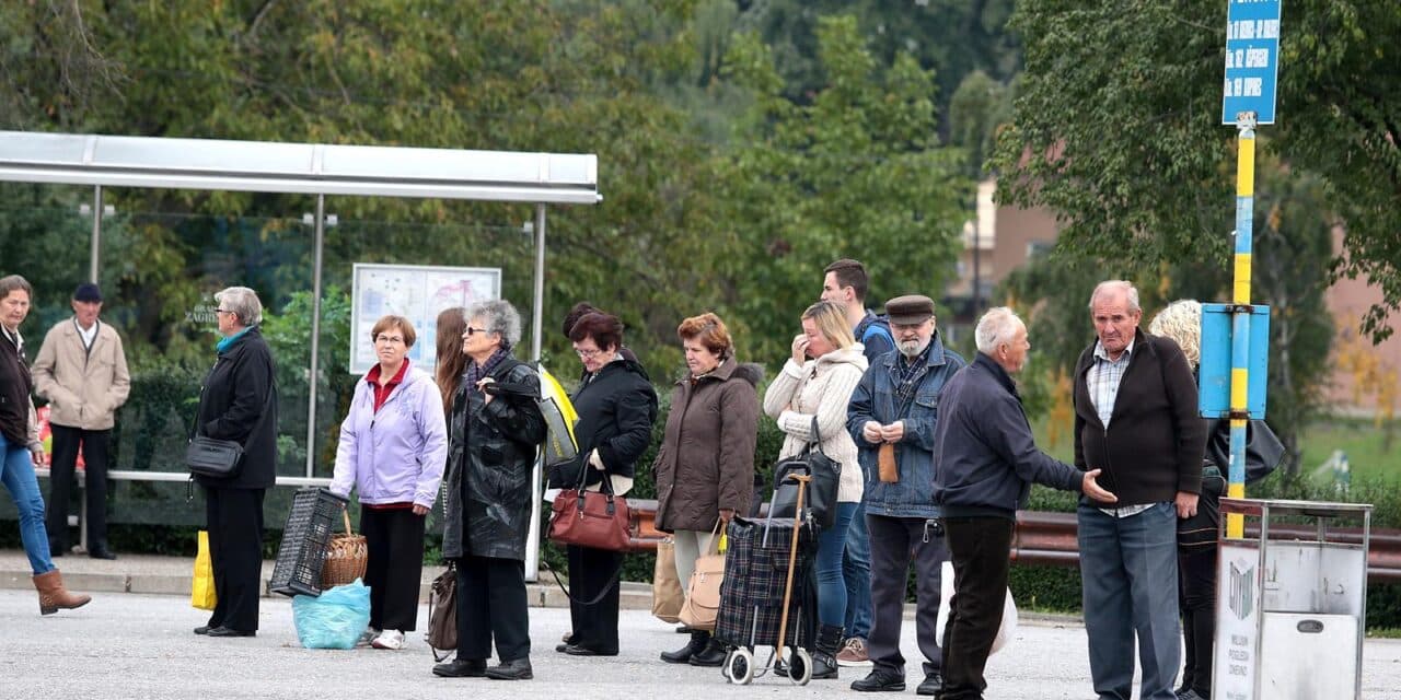 Zagreb: Privremene sjedalice i dalje stoje na okreti�tu Savski most