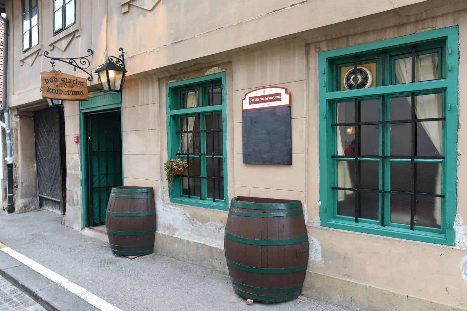 Zagreb: Lokal Pod starim krovovima