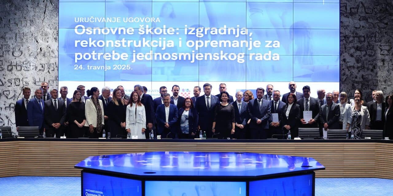 Zagreb:  Predsjednik Vlade Andrej Plenković na dodjeli ugovora za škole