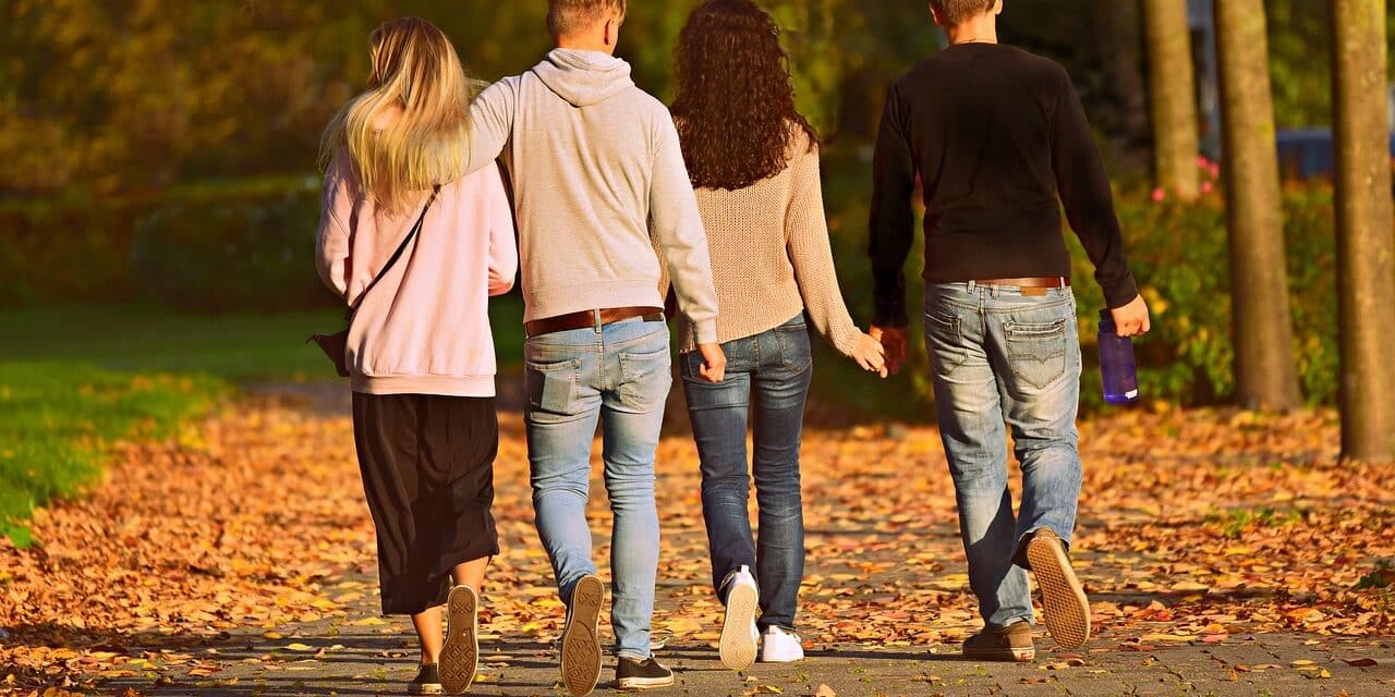 strolling-3755342_1280