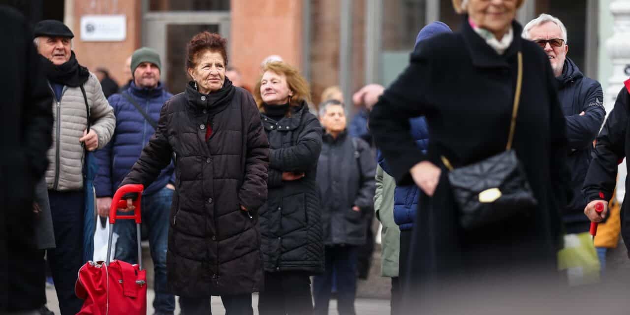 Zagreb, Prosvjed umirovljenika protiv siromaštva, korupcije i kriminala na glavnom gradskom Trgu