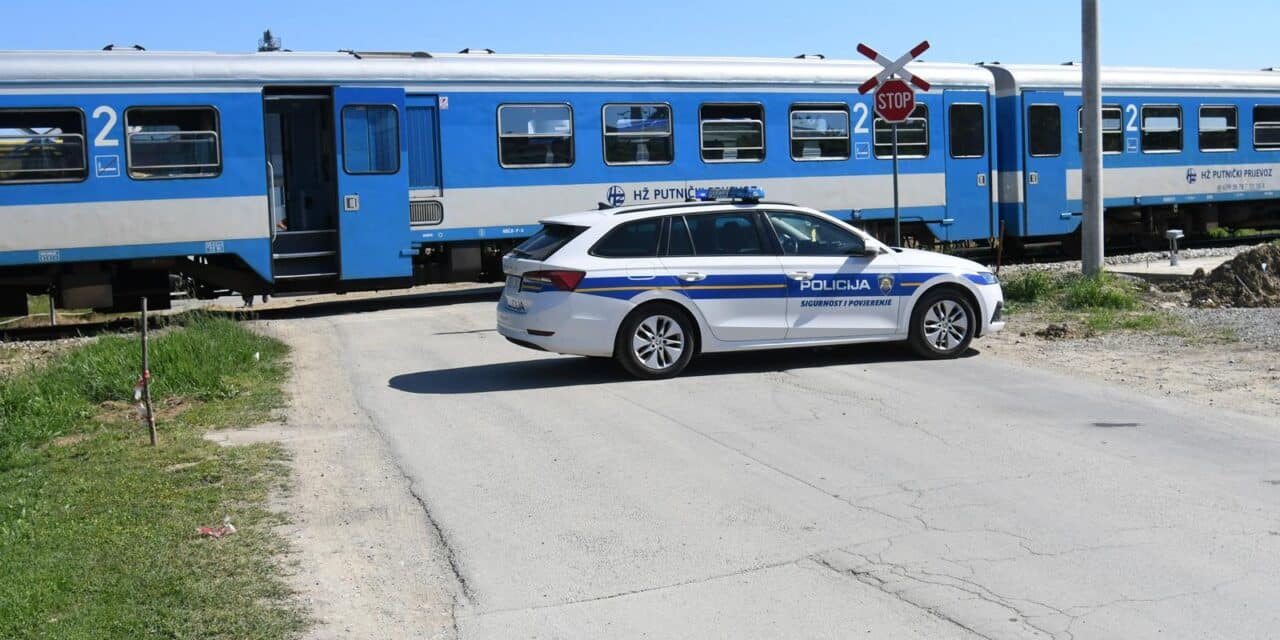 Bjelovar: U naletu vlaka na kamion ozlijeđena je jedna osoba