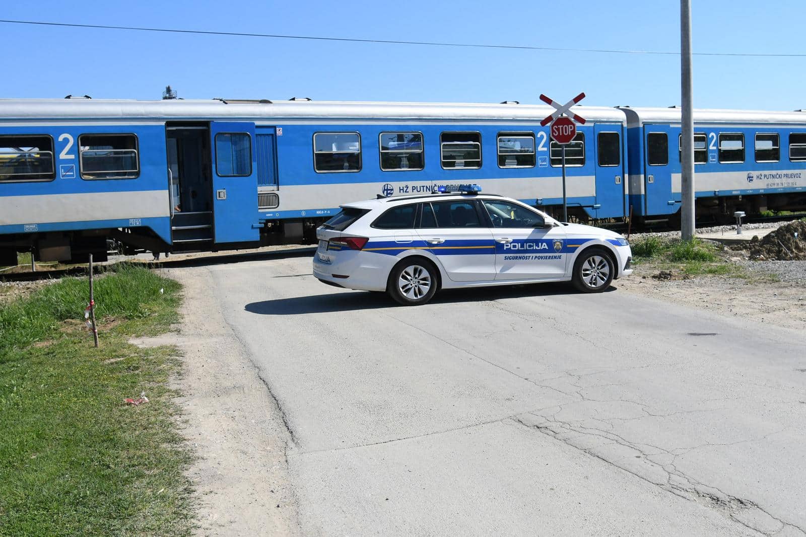 Bjelovar: U naletu vlaka na kamion ozlijeđena je jedna osoba