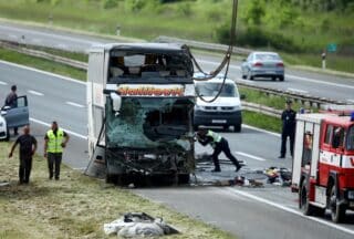 U sudaru autobusa i auta na A3 dvije osobe poginule, više ozlijeđenih