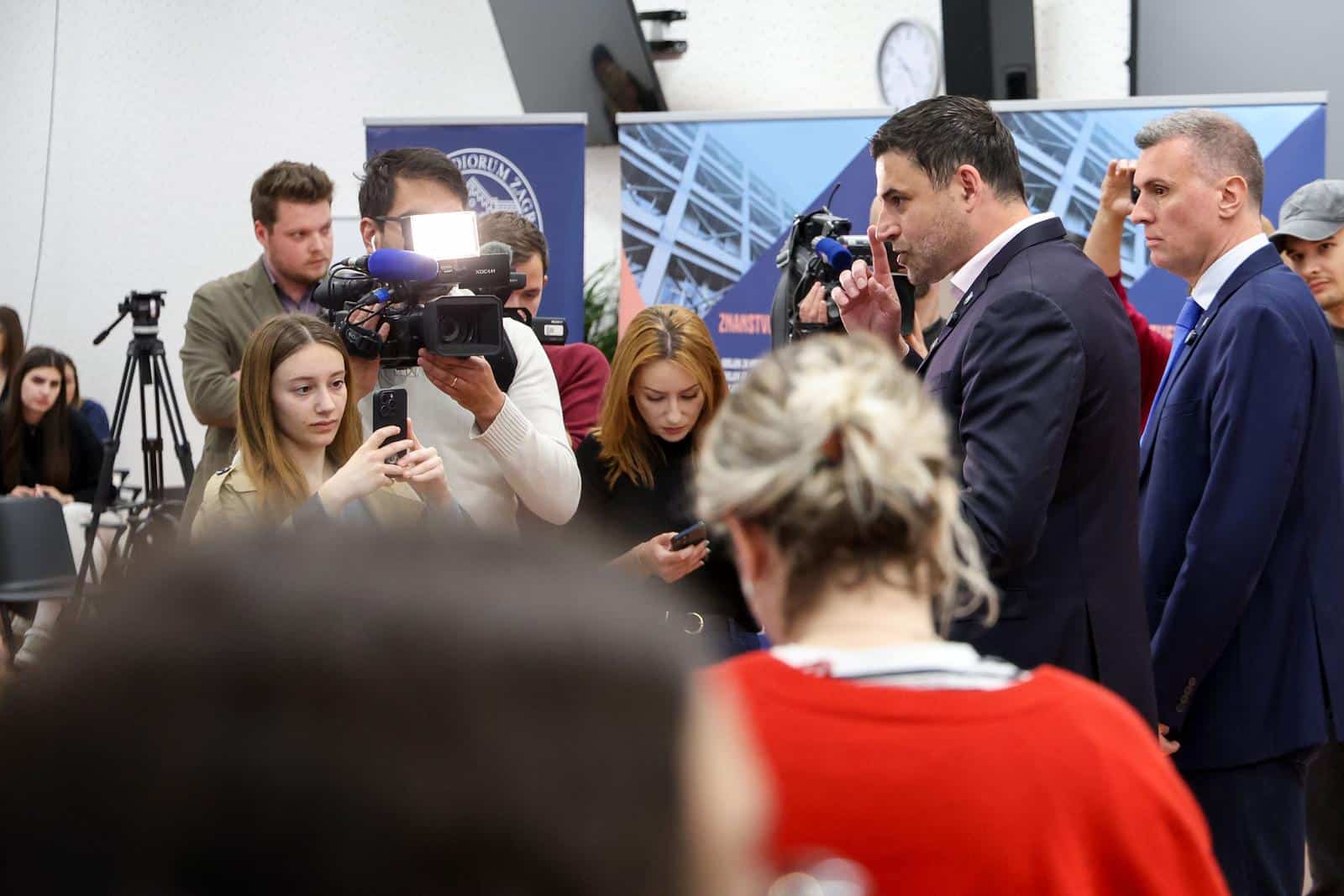 VIDEO Kaos na zagrebačkom fakultetu: Bernardić došao na debatu i svađao se s organizatorima