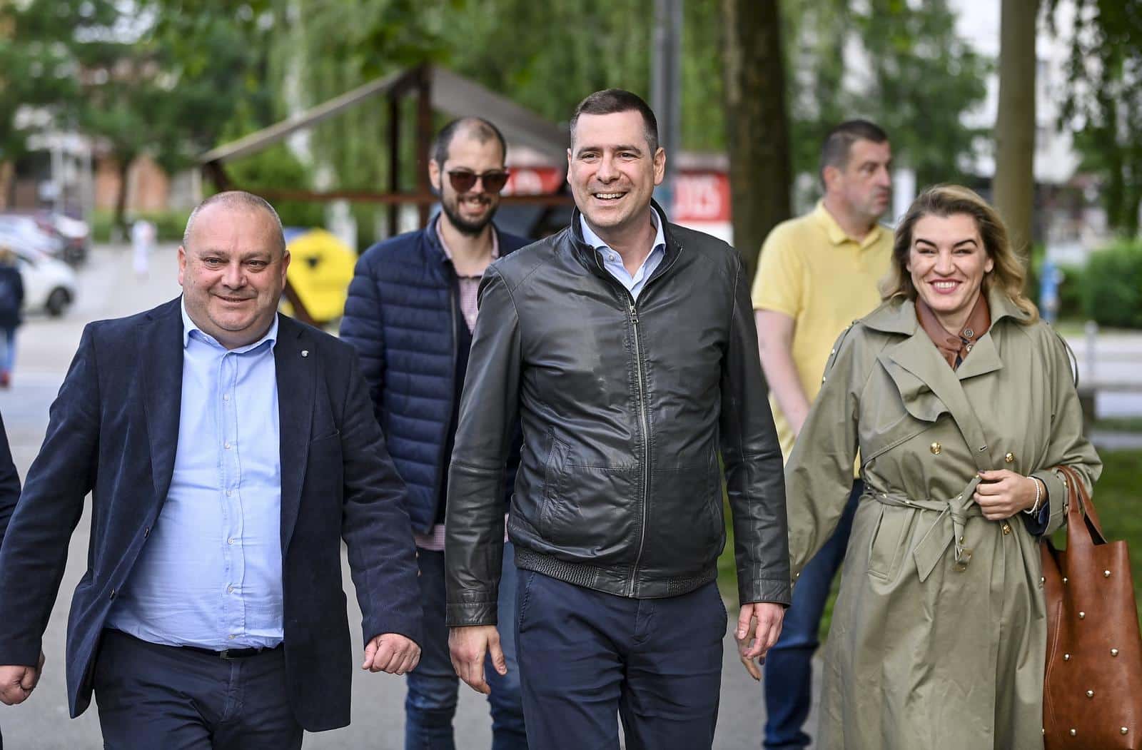 Zagreb: Druženje Mislava Hermana i potpredsjednika Vlade RH Tome Medveda sa građanima u naselju Borovje