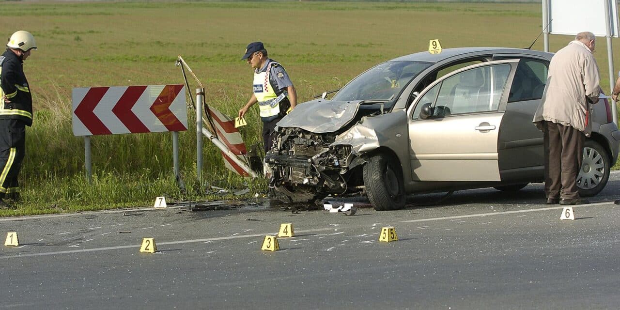 Osijek: U te�koj prometnoj nesre?i auto srpskih reg. oznaka sletio u kanal