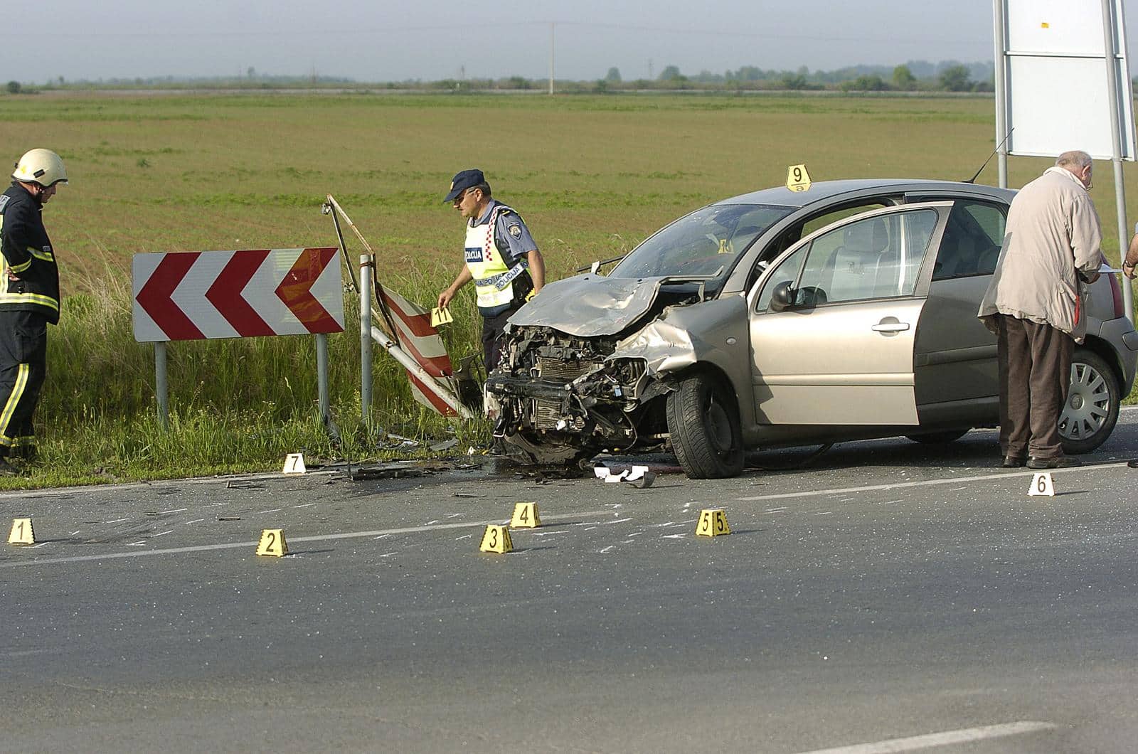 Osijek: U te�koj prometnoj nesre?i auto srpskih reg. oznaka sletio u kanal