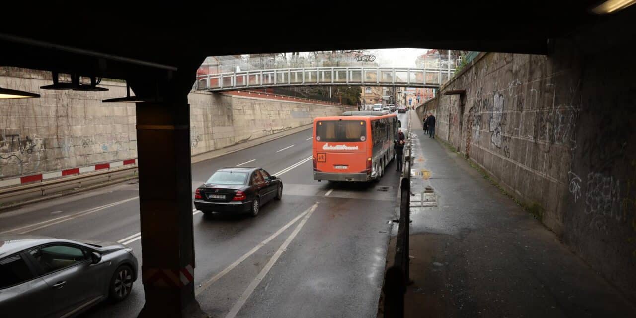 Autobus zaglavio u podvo�njaku u Zagrebu