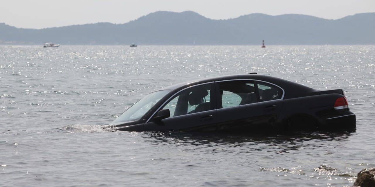 Zadar: Zbog neprilagođene brzine luksuznim BMW-om sletio u more