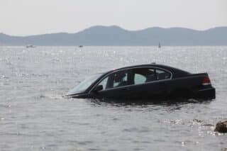 Zadar: Zbog neprilagođene brzine luksuznim BMW-om sletio u more