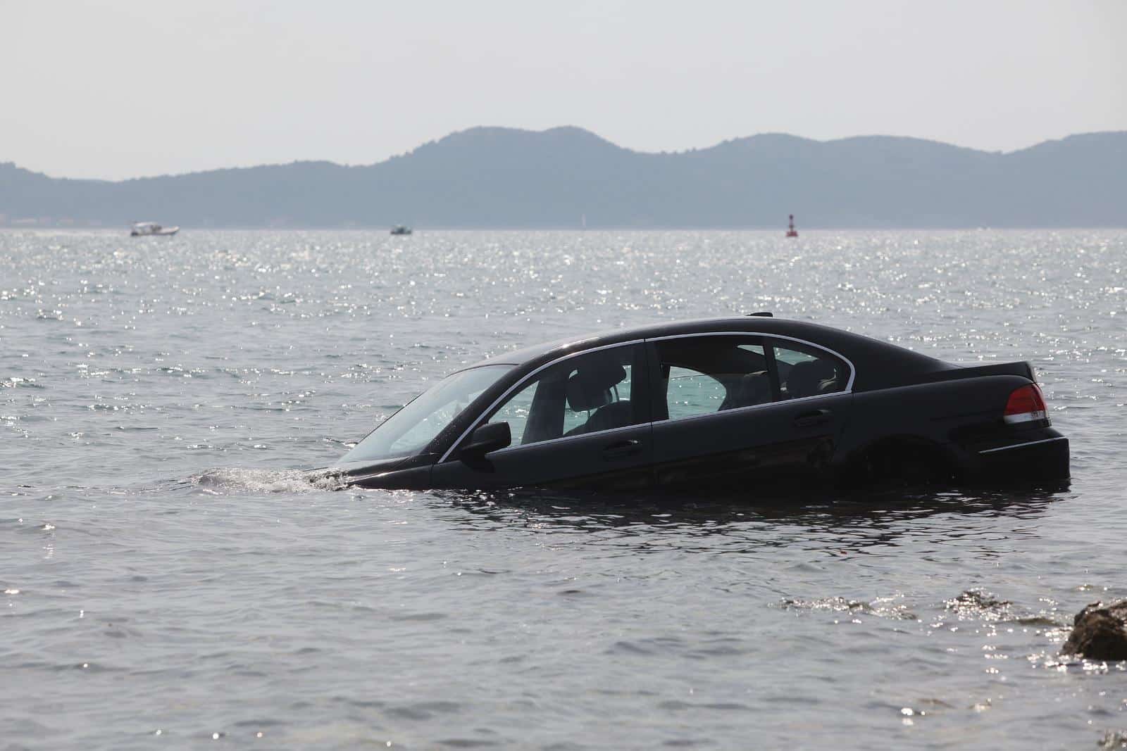 Zadar: Zbog neprilagođene brzine luksuznim BMW-om sletio u more