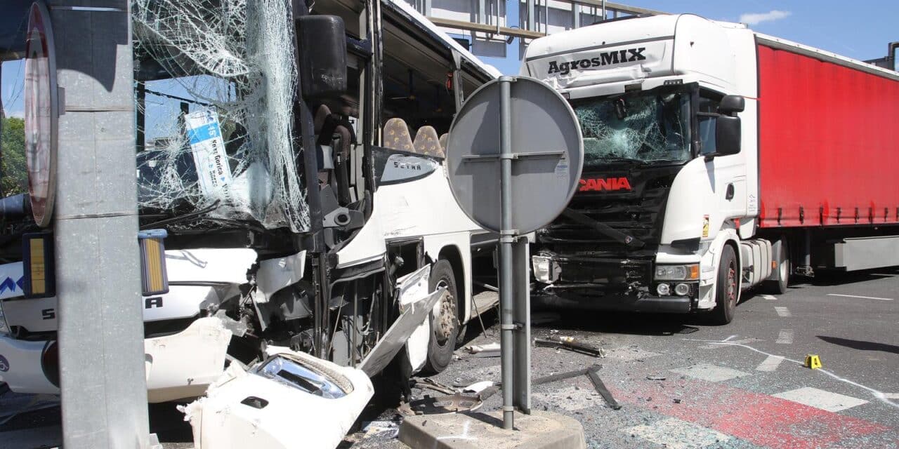 Sudar kamiona i autobusa na križanju u Karlovcu, ima i ozlijeđenih
