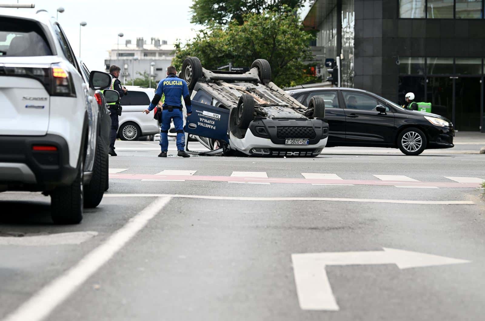 Zagreb: Prometna nesreća dva automobila, jedan završio na krovu