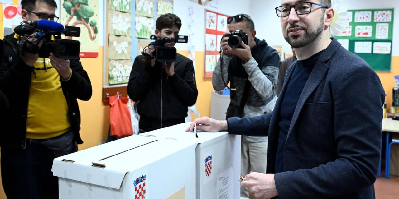 18.05.2025., Zagreb - Kandidat za gradonacelnika Grada Zagreba Tomislav Tomasevic u pratnji supruge Ive Mertic Tomasevic dosao glasat u OS Kralja Tomislava.