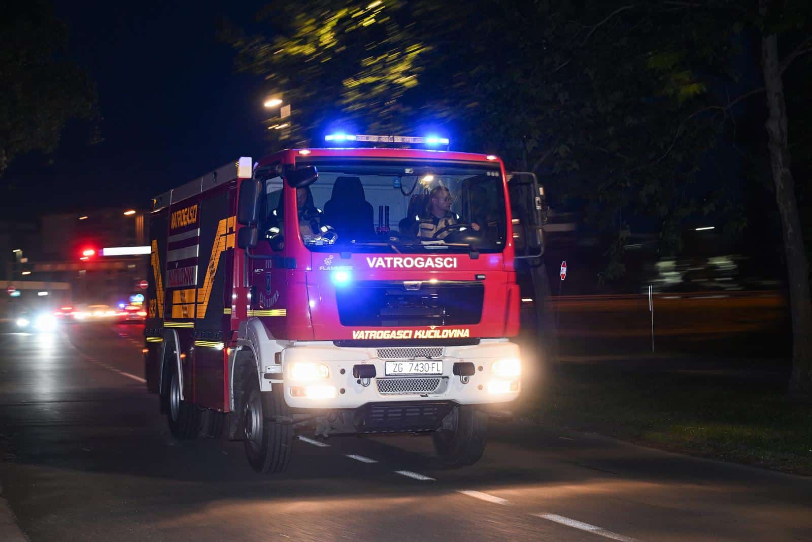 Zagreb: Brojna vatrogasna vozila pristižu na mjesto požara kod napuštene bolnice u Blatu