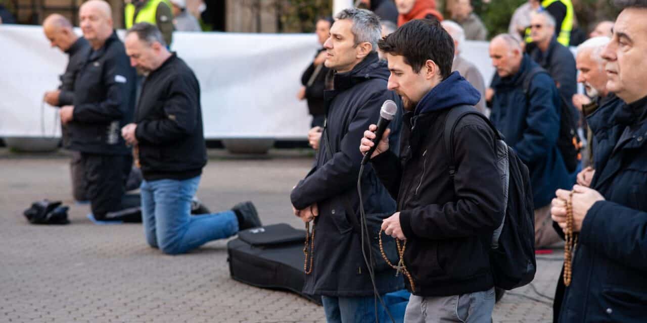 Molitelji se okupili na glavnom trgu, organiziran i protuprosvjed